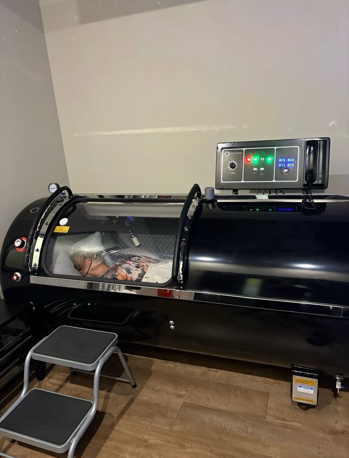 Large Hard-Shell Hyperbaric Oxygen Chamber